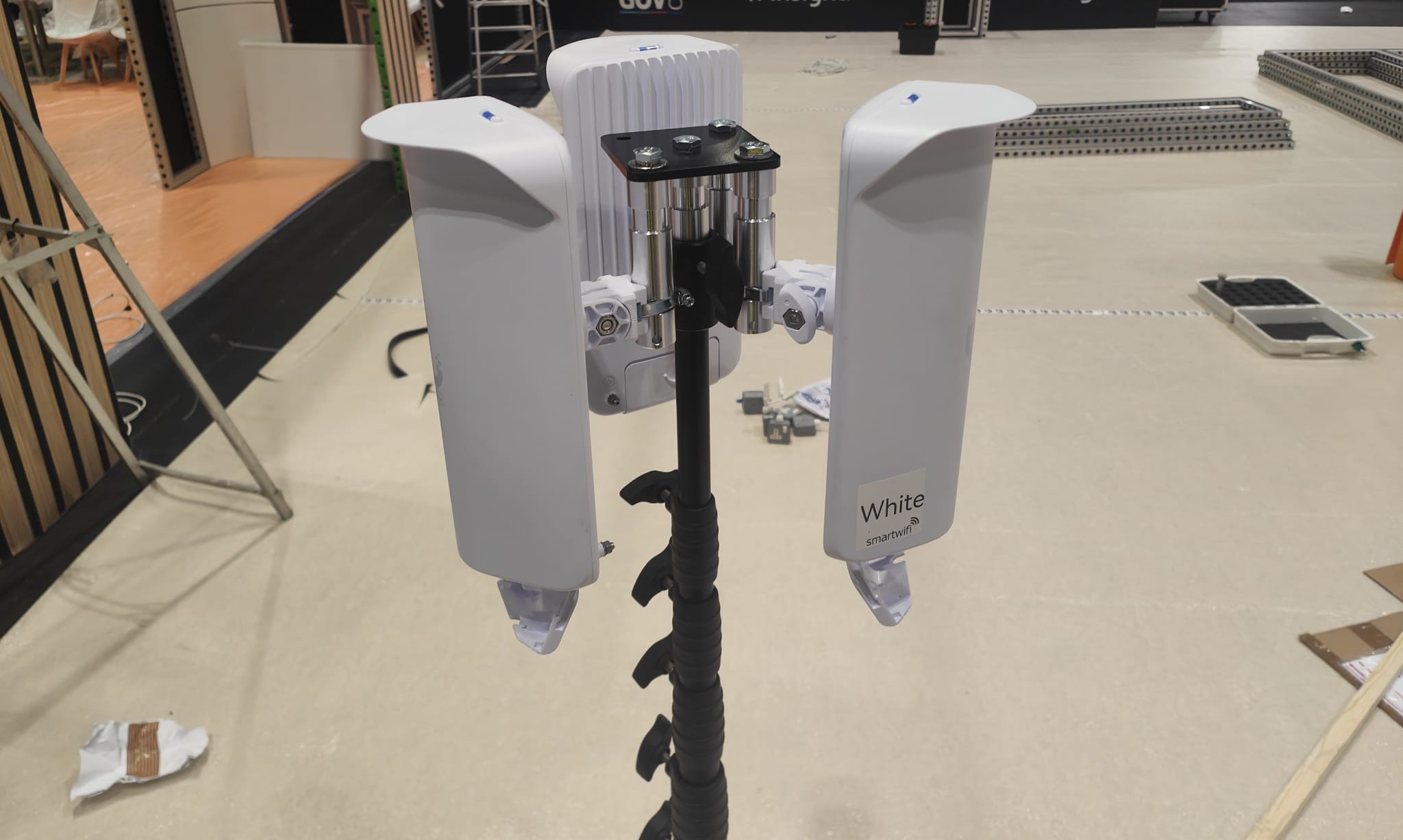Sector wireless access points mounted on an outdoor mast