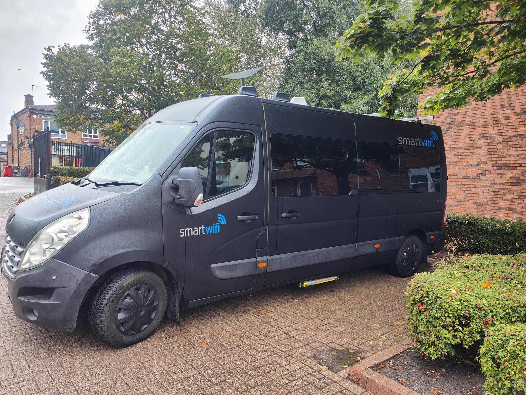 Connectivity van with roof-mounted satellite equipment