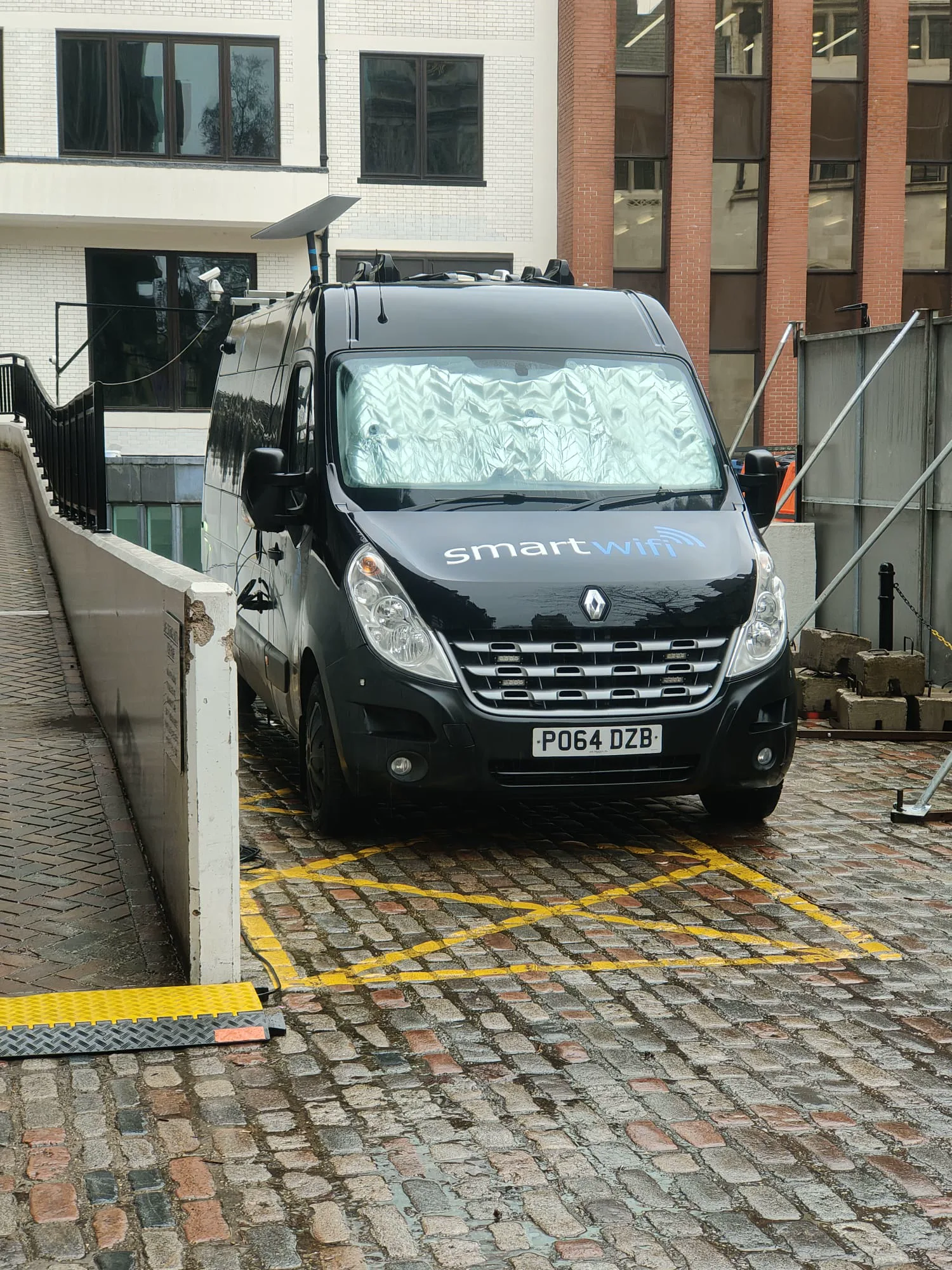 SmartWifi van deployed at city centre venue showing roof-mounted antenna array